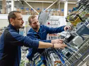 Nutz Elektrogroßhandel Arbeit am Schaltschrank