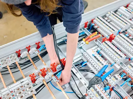 Nutz Elektrogroßhandel Arbeit am Schaltschrank