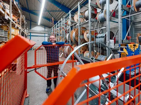 Nutz Elektrogroßhandel Arbeit in der Halle