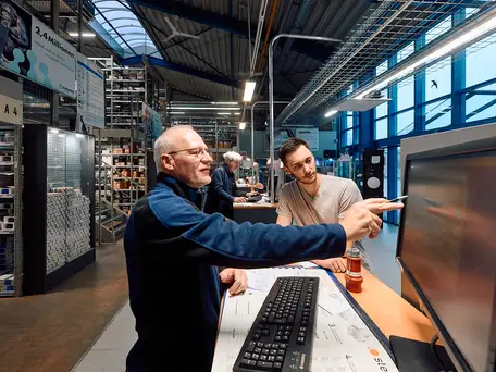 Nutz Elektrogroßhandel Logistikarbeit am mPC